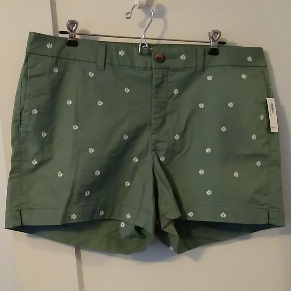 Old Navy green Daisy print shorts, NWT